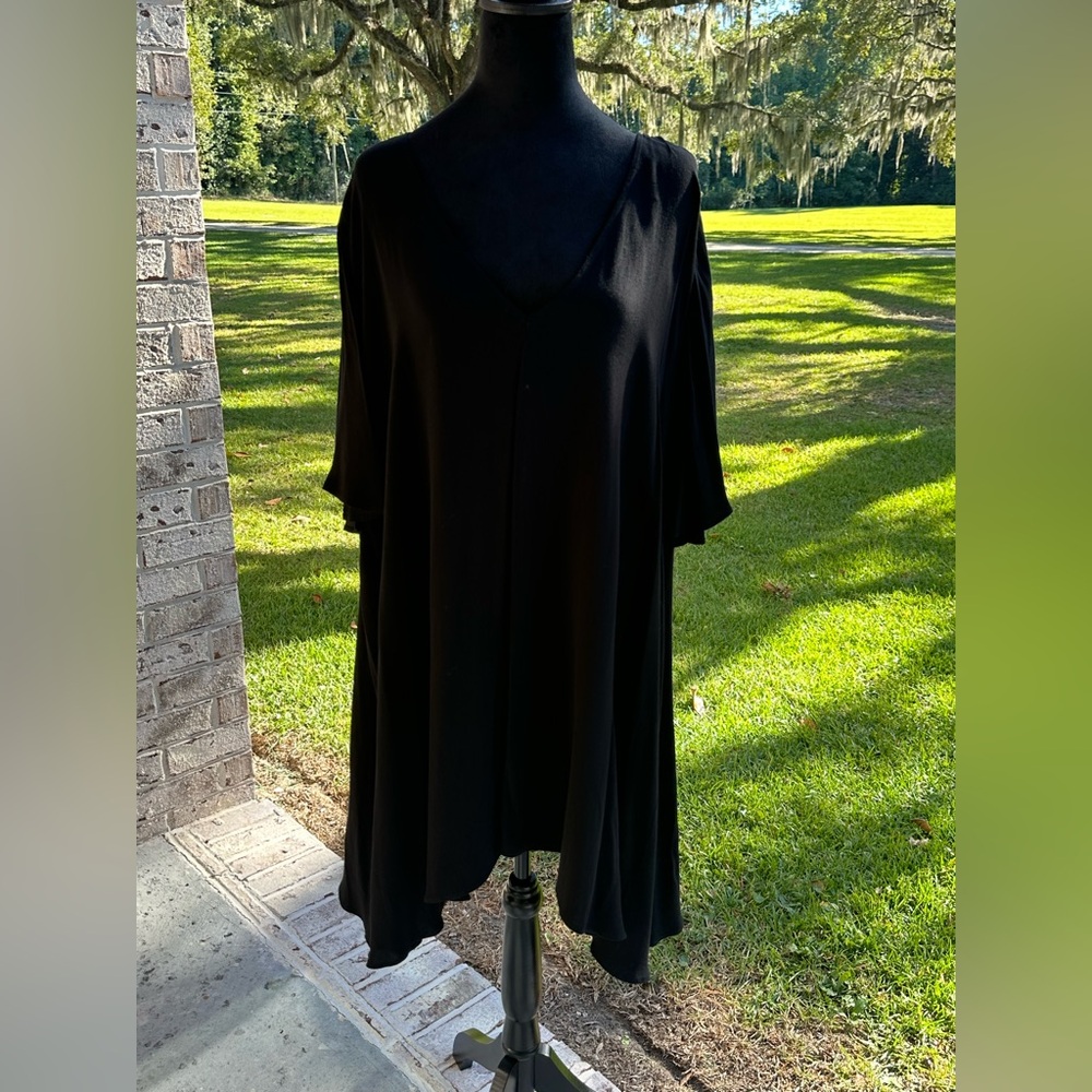 EUC- Finders - Black V neck dress- Sz M - smoke free home